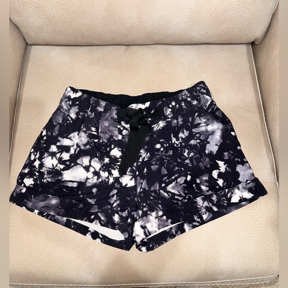 LULULEMON SPRING BREAK AWAY 3” SHORT WHITE & BLACK SIZE 6 WAIST 13.5” EUC - Picture 4 of 8